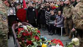Cientos de personas rinden homenaje a 'Da Vinci' en su funeral en Kiev.
