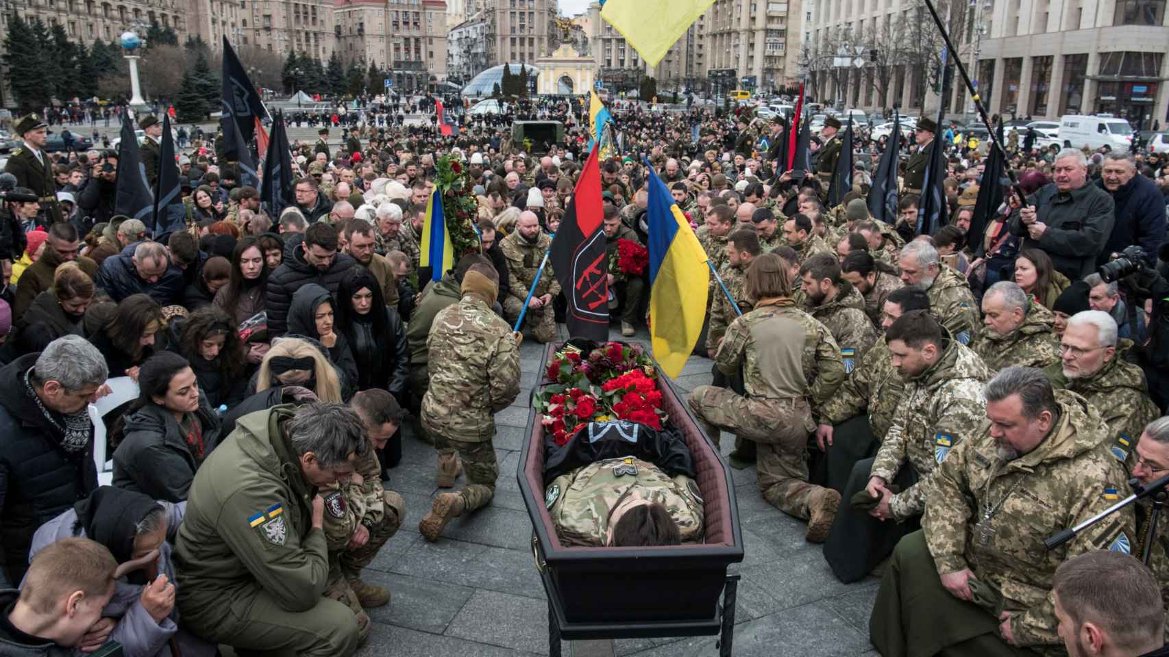 Ucranianos en la Plaza de la Independencia frente al féretro de 'Da Vinci'.