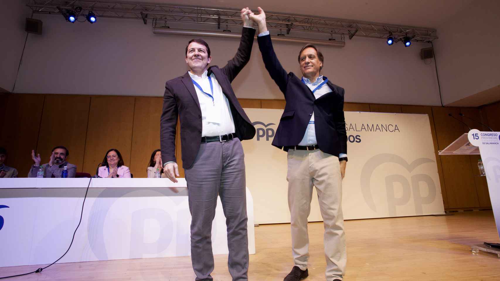El presidente del PP de Castilla y León, Alfonso Fernández Mañueco, clausura el acto junto al presidente electo, Carlos G. Carbayo