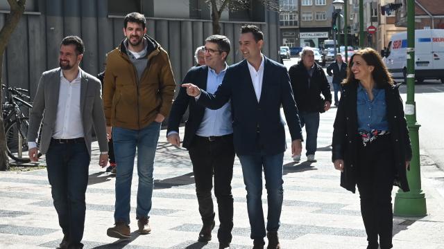 Patxi López con Daniel de la Rosa, Luis Tudanca y Esther Peña durante la presentación de la candidatura del PSOE al Ayuntamiento de Burgos