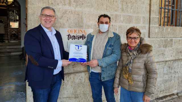 Tomás del Bien recoge la placa que acredita al Ayuntamiento de Toro la renovación de la distinción Compromiso Calidad Turística