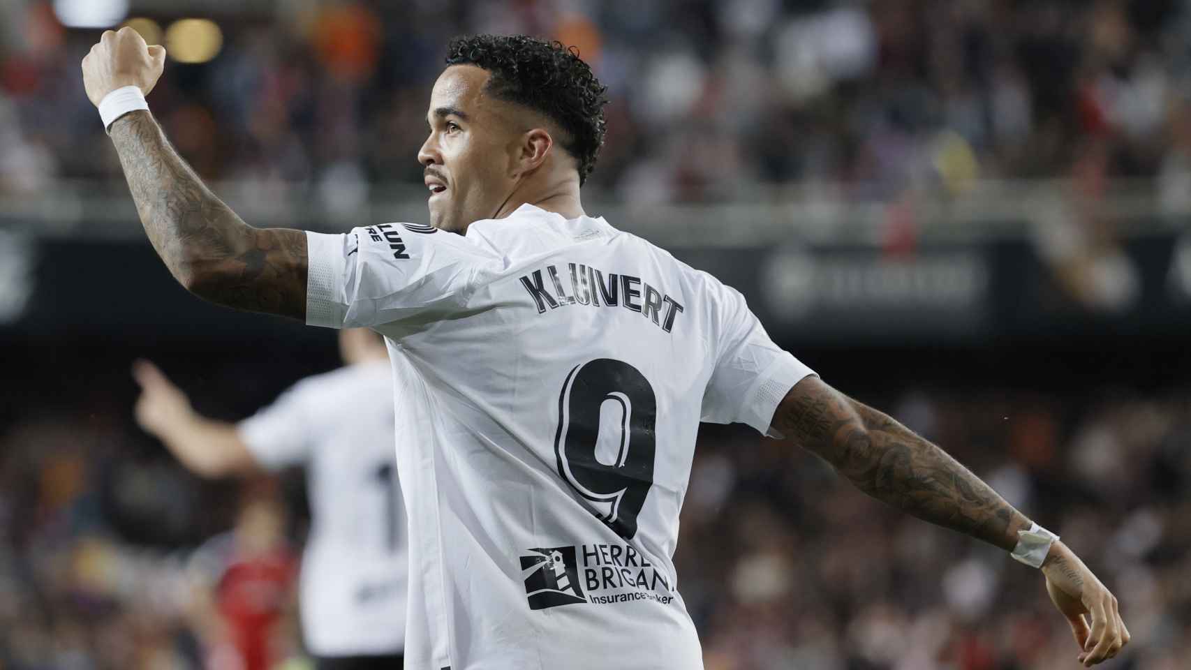 Justin Kluivert celebra un gol con el Valencia en Liga