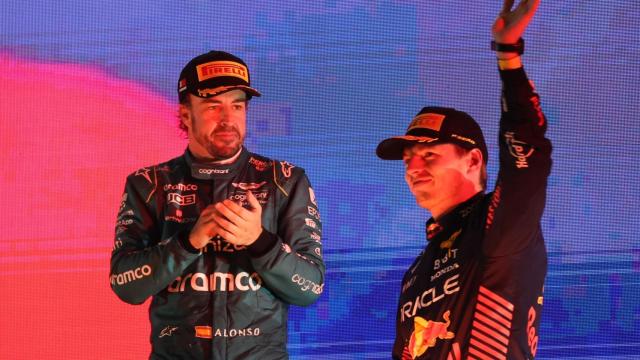 Fernando Alonso y Max Verstappen, en el podio del GP de Baréin