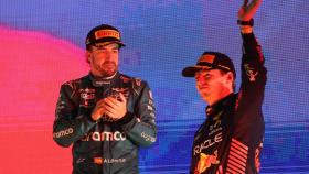 Fernando Alonso y Max Verstappen, en el podio del GP de Baréin