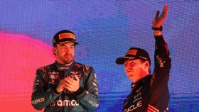 Fernando Alonso y Max Verstappen, en el podio del GP de Baréin