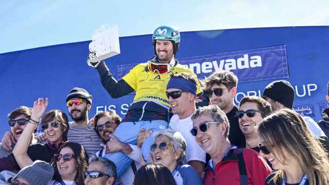 Lucas Eguibar celebra su victoria en la Copa del Mundo de snowboard de Sierra Nevada