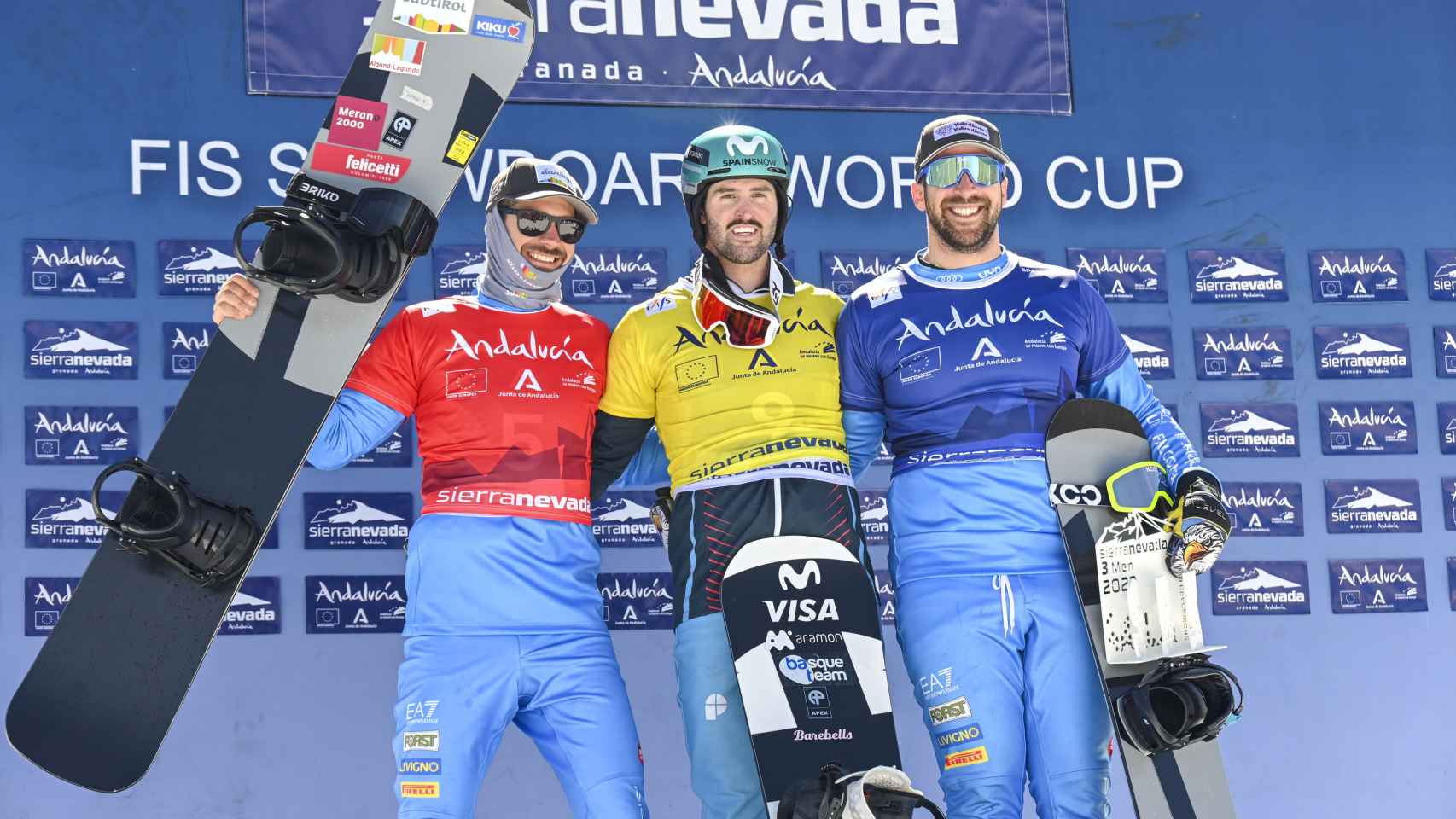 Omar Visintin, Lucas Eguibar y Lorenzo Sommariva en el podio de la Copa del Mundo de snowboard en Sierra Nevada