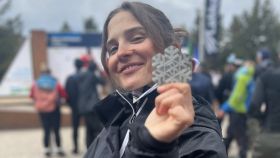 Irati Idiakez con su medalla de plata en el Mundial de Para Snow 2023