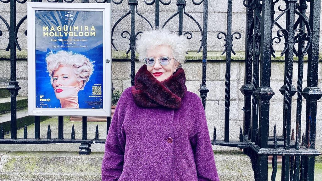 Magüi Mira junto al cartel del Smock Alley Theatre que anuncia su monólogo 'Molly Bloom'