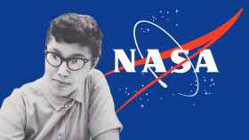 Melba Mouton, matemática de la NASA en los años 60, sobre le logo de la NASA.