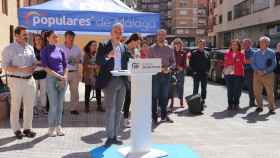 Elías Bendodo en una intervención abierta a los medios de comunicación durante una visita a una carpa informativa del PP en Málaga