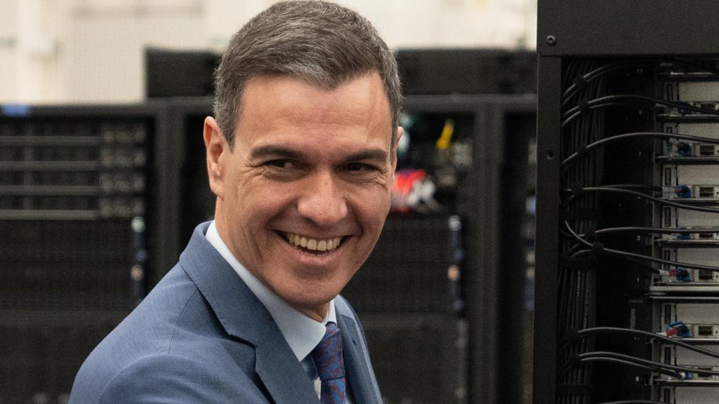 El presidente del Gobierno, Pedro Sánchez, y el director de Operaciones del Barcelona Supercomputing Center, Sergi Girona, durante su visita al superordenador MareNostrum 5, en el Barcelona Supercomputing Center-Centro Nacional de Supercomputación (BSC-CNS).