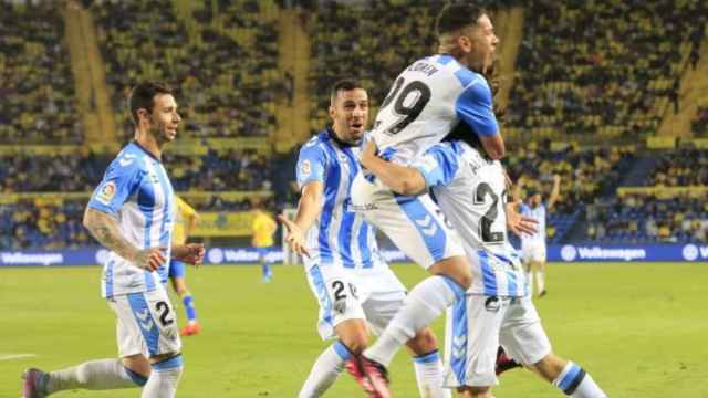 Los jugadores del Málaga celebran el gol de Álex Calvo en Las Palmas