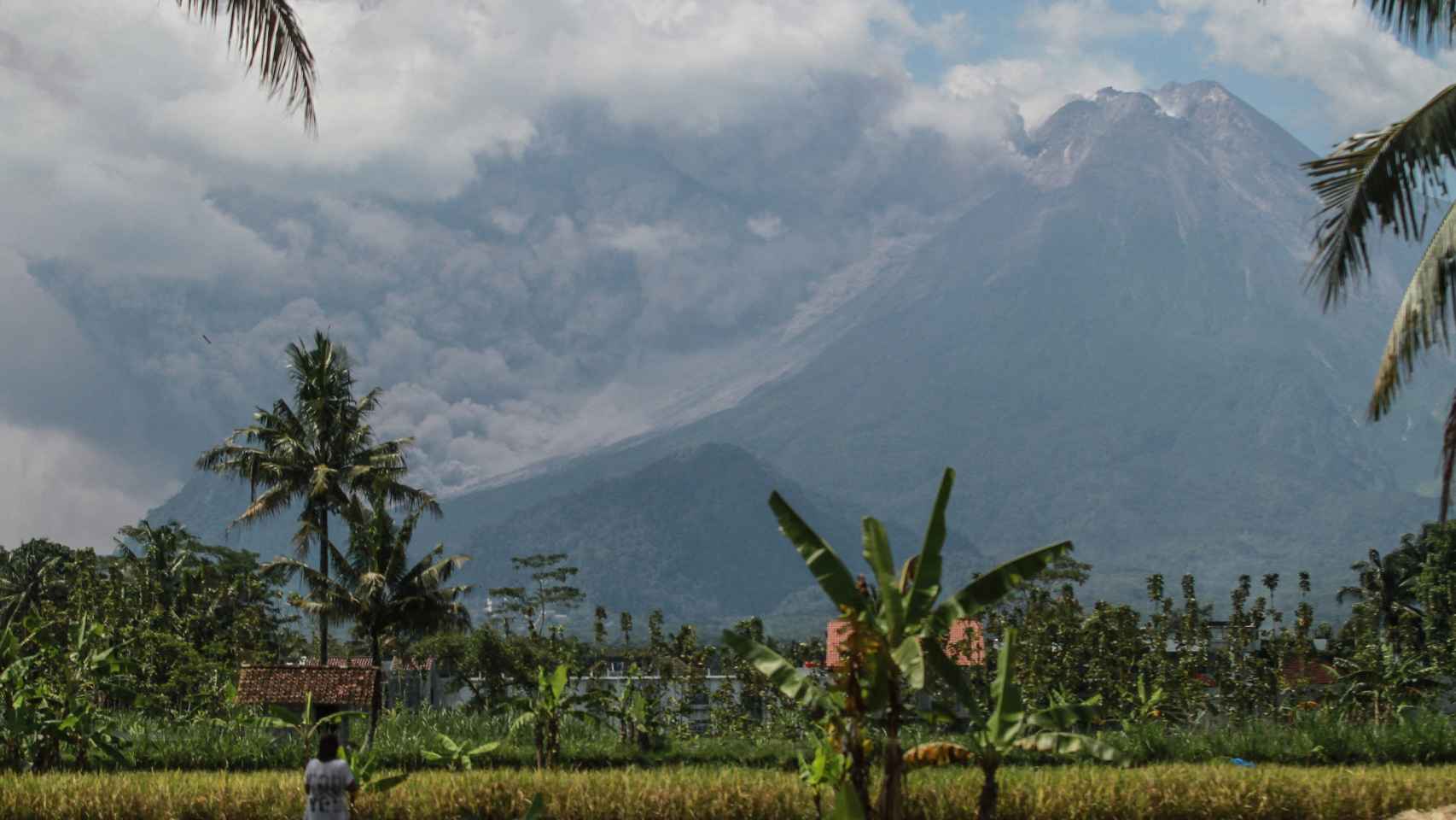 Lava y nube de cenizas en la erupción del volcán Merapi en Indonesia