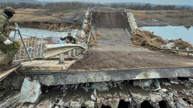 Puente derribado en Bakhmut.