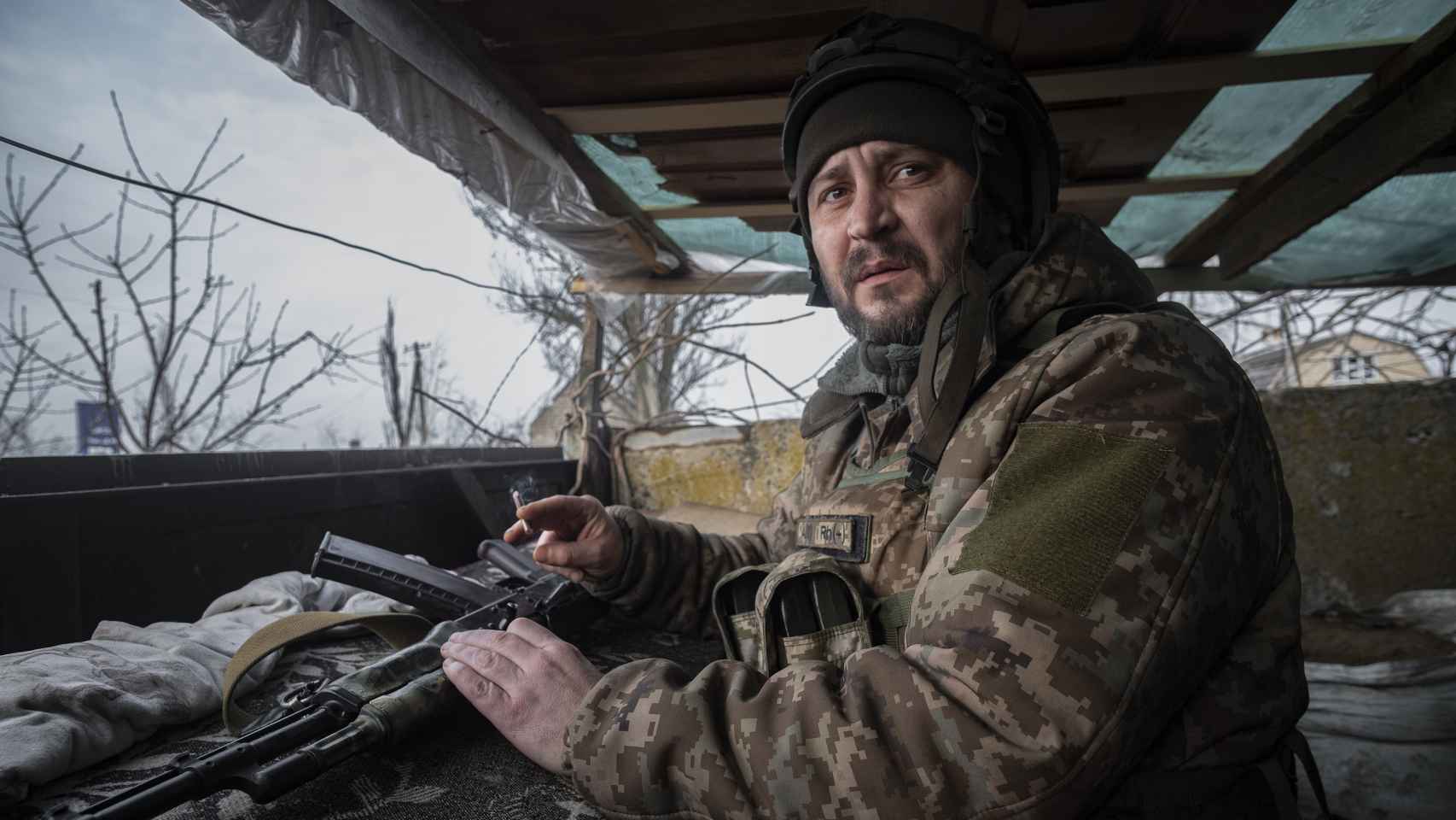 Un soldado ucraniano ocupa su puesto de vigilancia dentro de una trinchera, en un punto del frente de combate de Vuhledar (Donetsk).