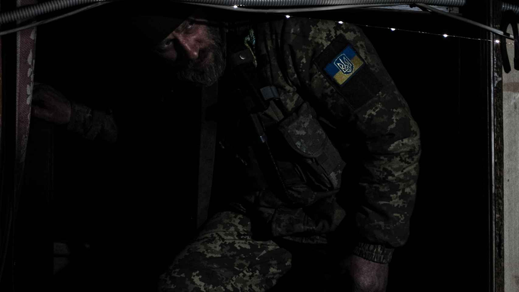 Un soldado se prepara para salir de patrulla en búnker subterráneo donde vive en el frente de combate de Vuhledar (Donetsk).