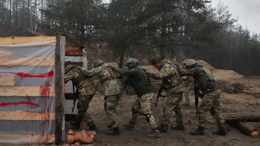 Soldados ucranianos participan en un simulacro militar de entrenamiento de combate