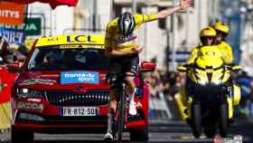 Tadej Pogacar celebra su victoria en la etapa 8 de la Paris-Niza