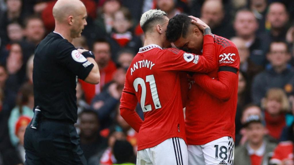 Casemiro es consolado por Anthony tras ver una tarjeta roja