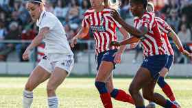 Esther González intenta jugar un balón ante la defensa del Atlético de Madrid