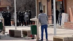 Graves disturbios este domingo en el Polígono de Toledo tras la muerte de un joven de 31 años