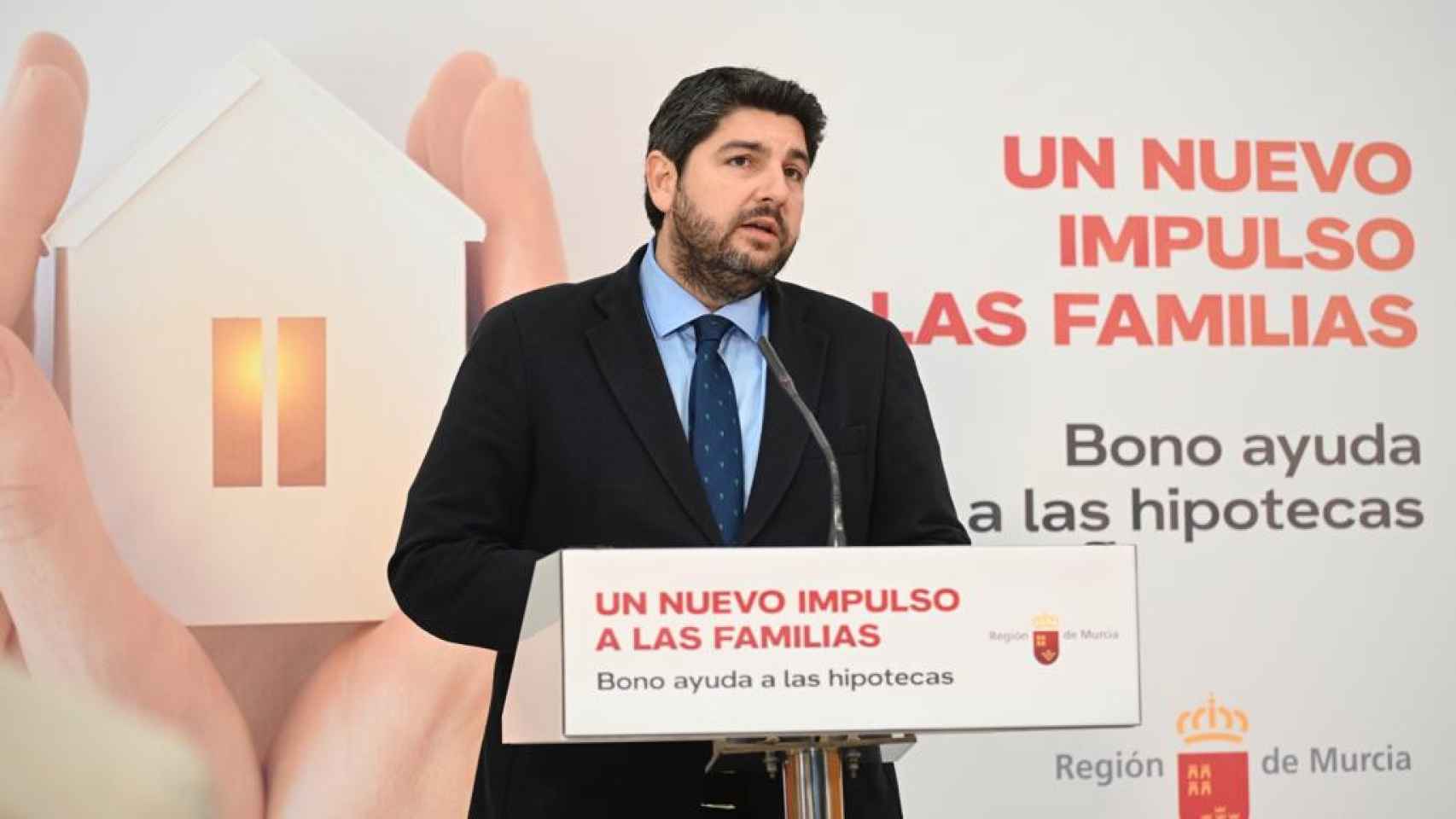El presidente de la Región de Murcia, Fernando López Miras, presentando el bono de ayuda a las familias.