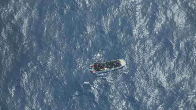 Barco con 47 migrantes frente a la costa de Libia.