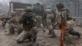 Soldados ucranianos participan en un simulacro militar de entrenamiento de combate