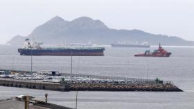 El petrolero que estaba a 28 millas de Galicia ya está en el puerto de Vigo tras ser remolcado