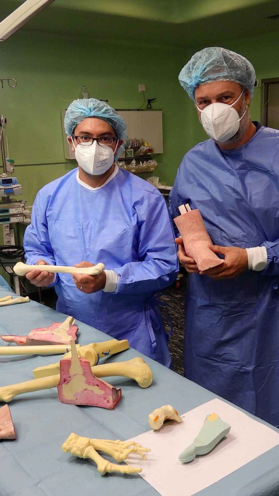 Pedro Enrique Martínez González, técnico universitario en Anatomía, y José Antonio Acosta Martínez, doctor en Ciencias de la Salud,  son los socios fundadores de Arthromodel.