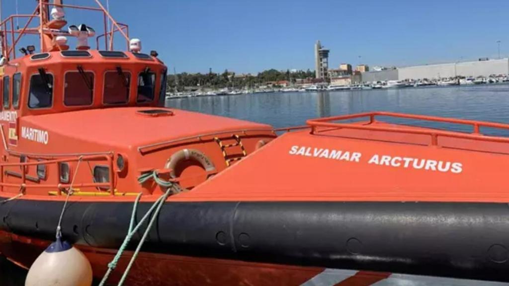 El barco Salvamar Arcturus de Salvamento Marítimo que ha tenido que rescatar al velero.