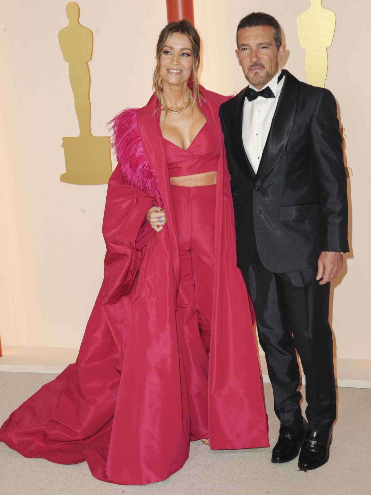 Antonio Banderas y Nicole Kimpel posan en los Oscars 2023.