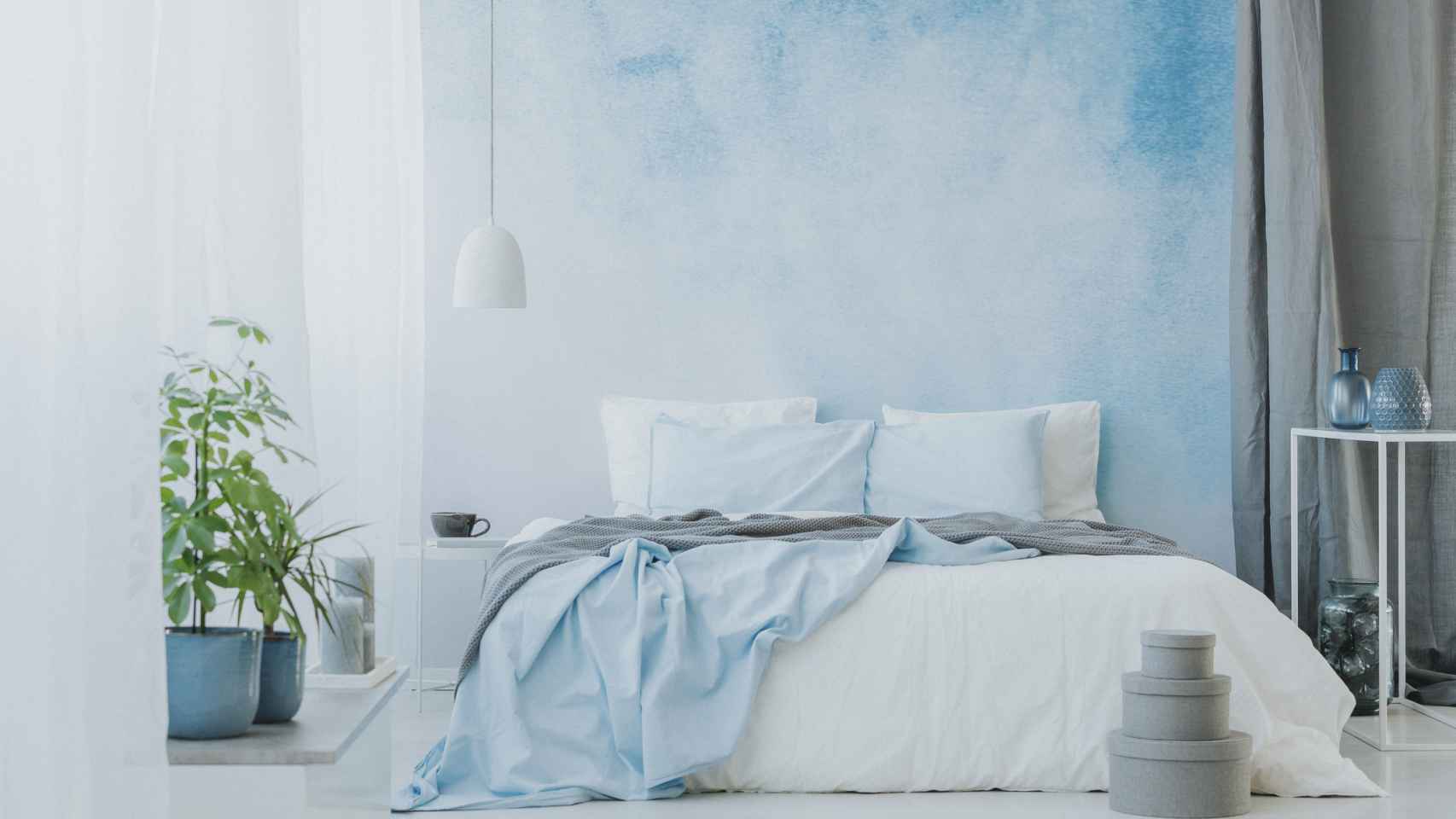 Dormitorio pintado y decorado de azul.