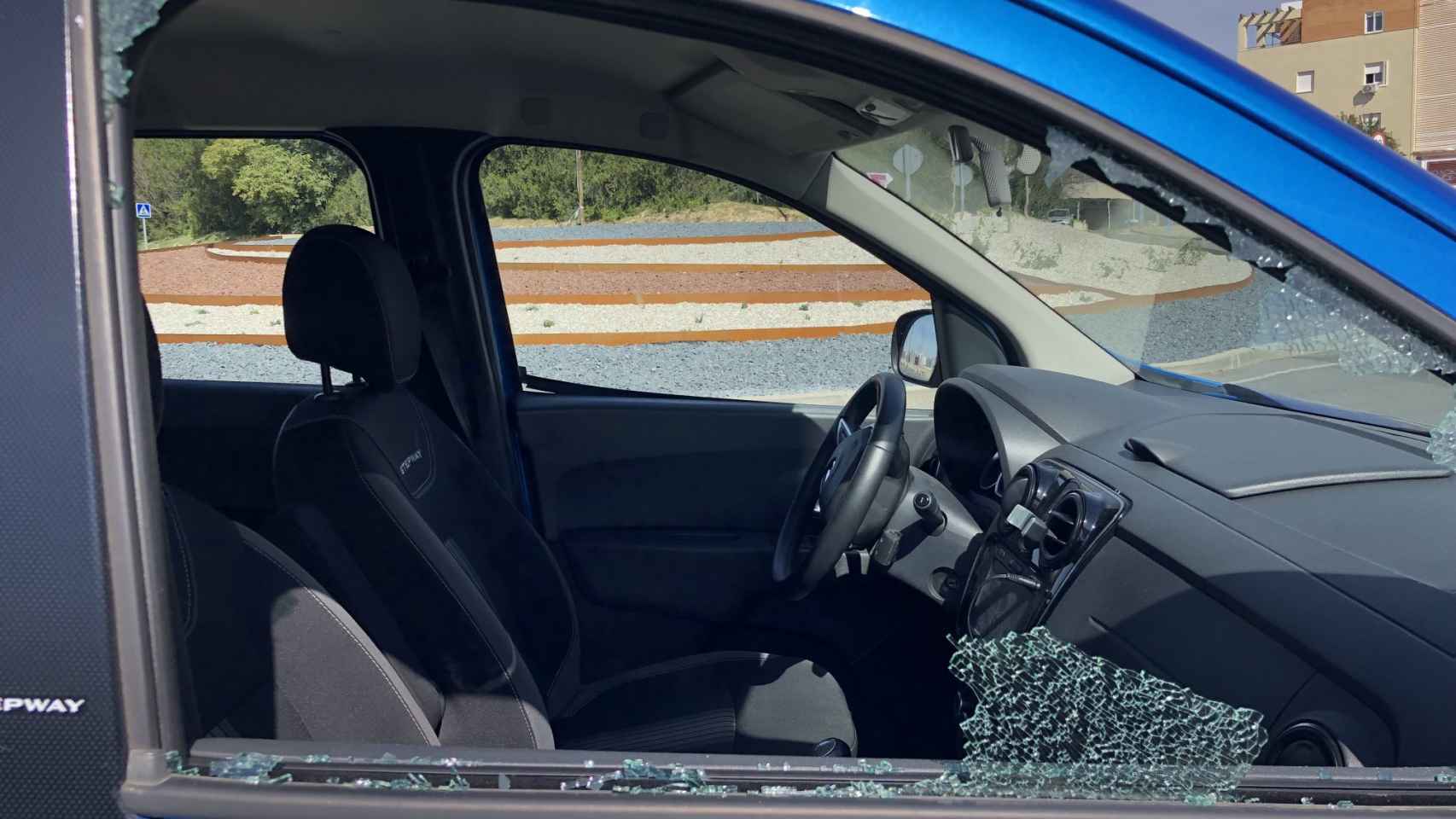 Imagen del vehículo del diputado de Vox Francisco José Contreras tras el ataque.