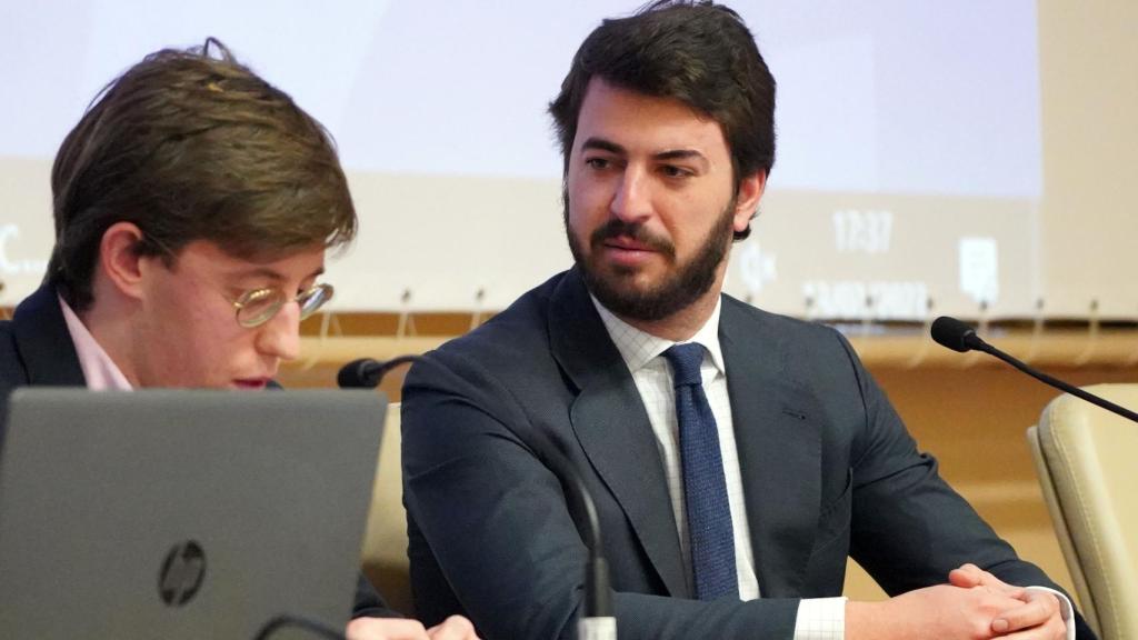 El coordinador de Virus Matemático en Valladolid, Carlos Saravia, y el vicepresidente de la Junta, Juan García-Gallardo, durante la inauguración del ciclo de conferencias matemáticas, este lunes.