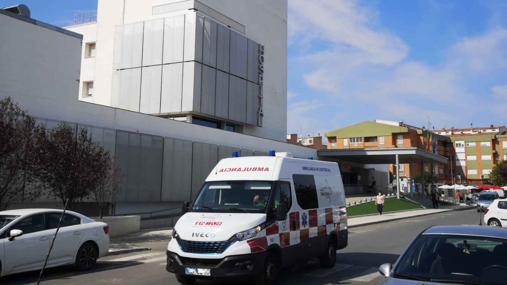 Una ambulancia saliendo del Hospital Virgen del Castillo en Yecla.