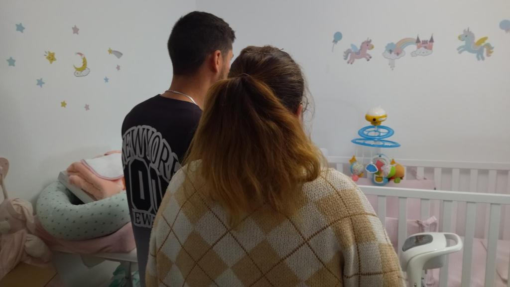 Nacho y Ana, este lunes, mirando la cuna de la que iba a ser su primera hija.