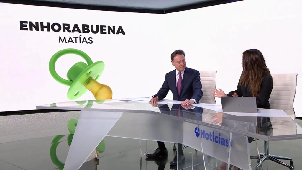 Mónica Carrillo felicita en directo a Matías Prats tras convertirse en abuelo.