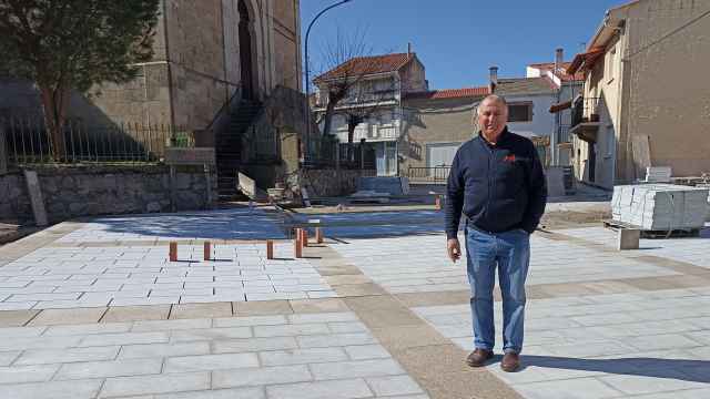 El alcalde de Villarino, Julián Martín Jiménez, visita las obras de la plaza del Sagrado