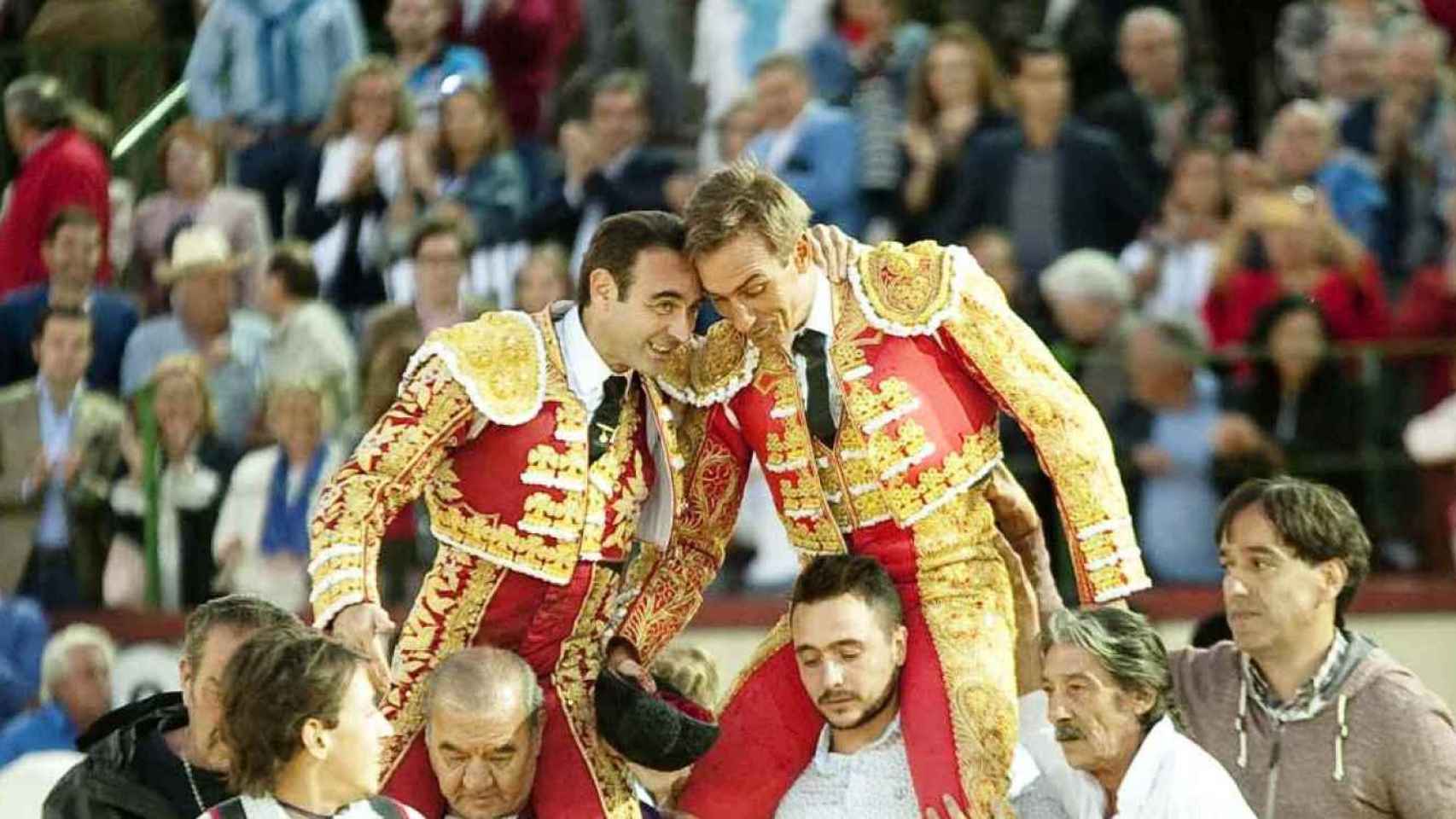 Manolo Sánchez en volandas con Ponce en su última actuación en Valladolid en 2017