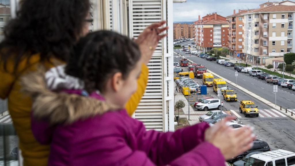 Imagen de dos personas aplaudiendo en Ávila a los sanitarios durante el confinamiento de 2020.