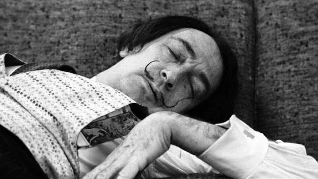 Salvador Dalí echándose la siesta.