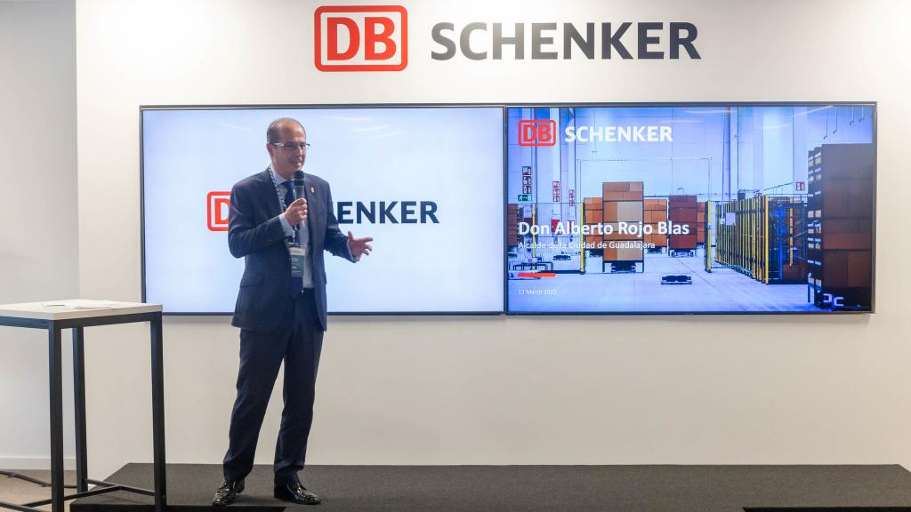 Alberto rojo en la inauguración del centro logístico de DB Schenker. Foto: Ayuntamiento de Guadalajara.