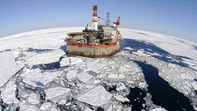 Vista aérea de una plataforma petrolífera en el Ártico.