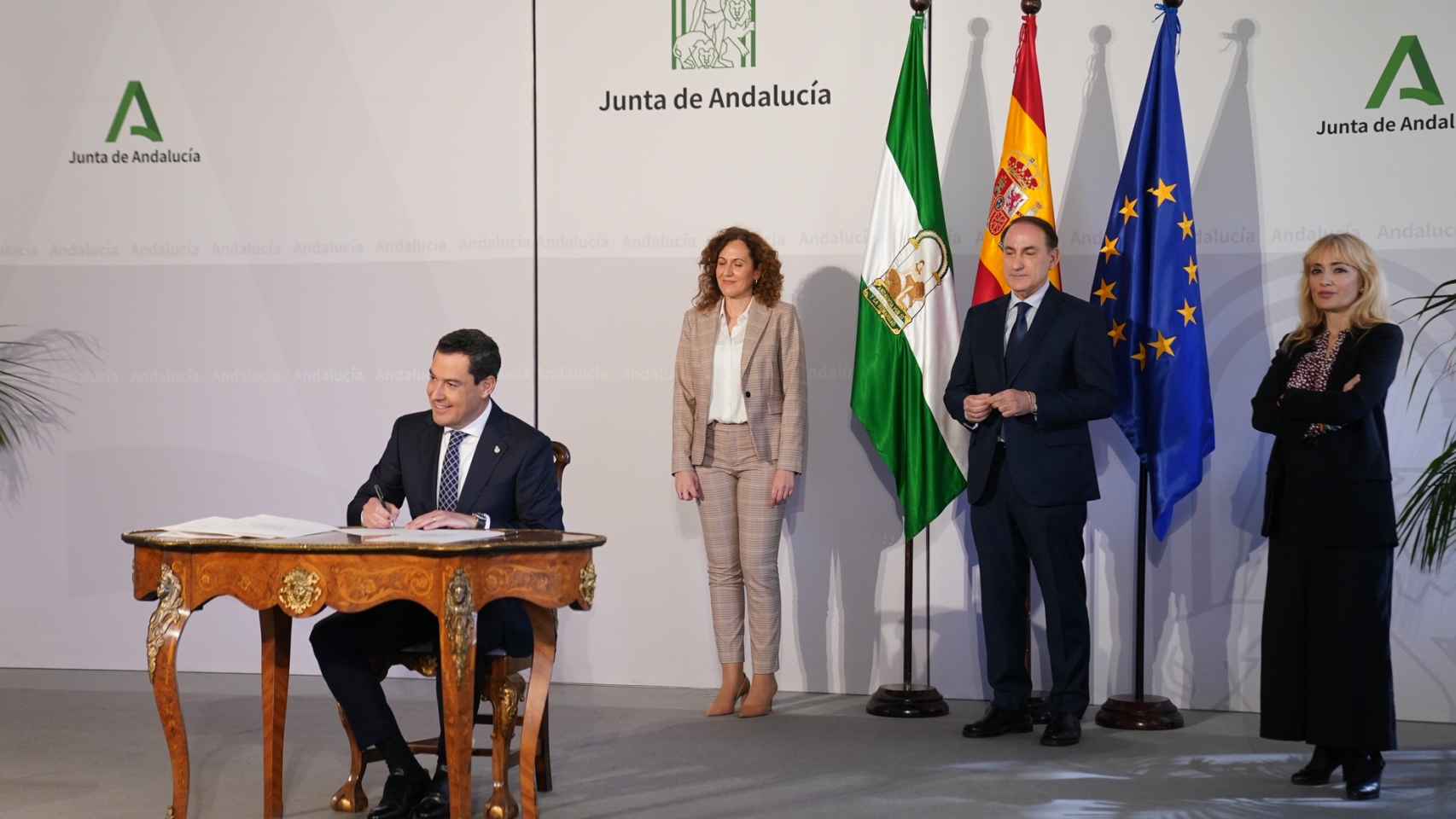 El presidente de la Junta de Andalucía, Juanma Moreno, durante la firma del pacto social y económico por el impulso de Andalucía.