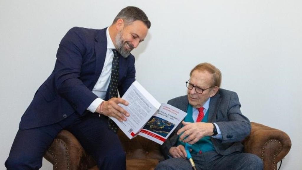 El presidente de Vox, Santiago Abascal, junto al candidato de la moción de censura, Ramón Tamames, el pasado 23 de febrero.