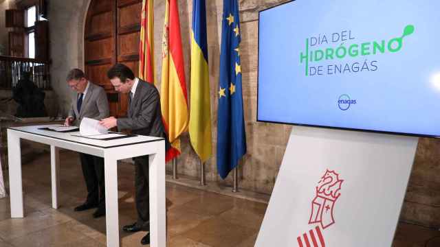 El presidente valenciano, Ximo Puig, firma el convenio con el consejero delegado de Enagás, Arturo Gonzalo. EE