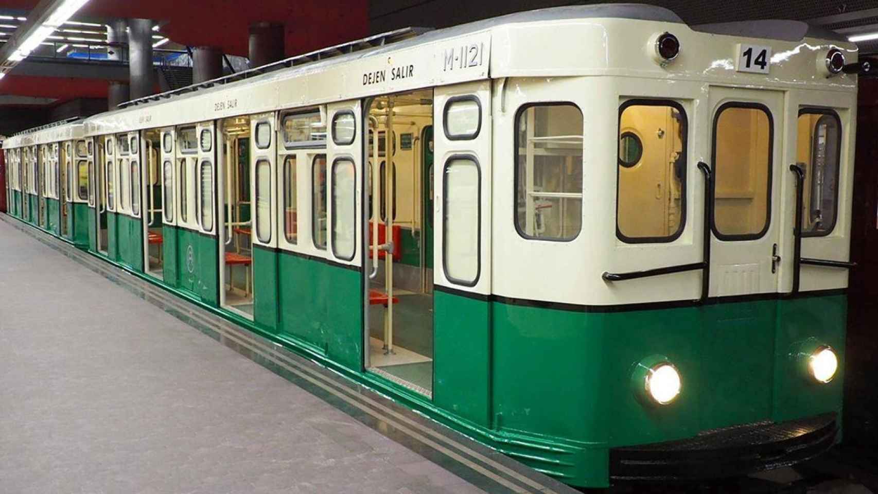 Tren verde en la estación de Chamartín donde se hace la exposición.