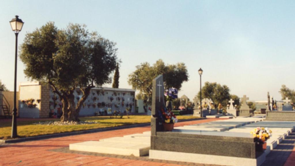 Tumbas y nichos en un cementerio.